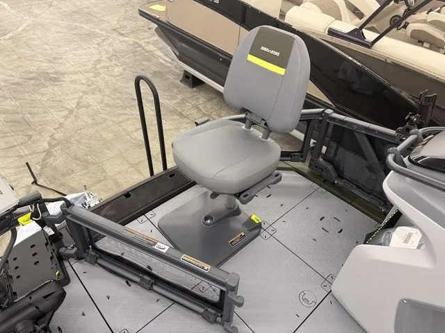 Slide: The Image of Sea-Doo Switch Fish™ Compact - 170 Hp Painted 2026 - 11