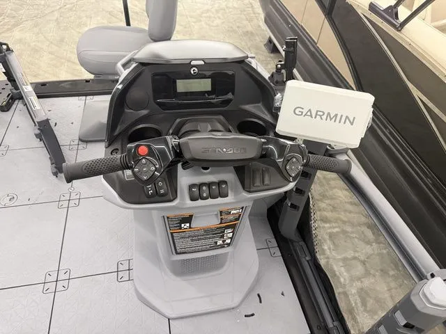 Slide: The Image of Sea-Doo Switch Fish™ Compact - 170 Hp Painted 2026 - 9