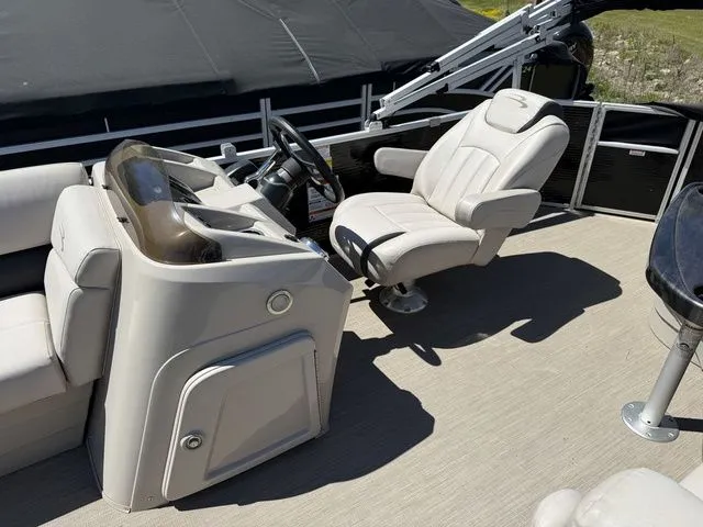 Slide: The Image of Interior of a 2017 Bennington 21SLX pontoon boat with helm console and seating. - 10