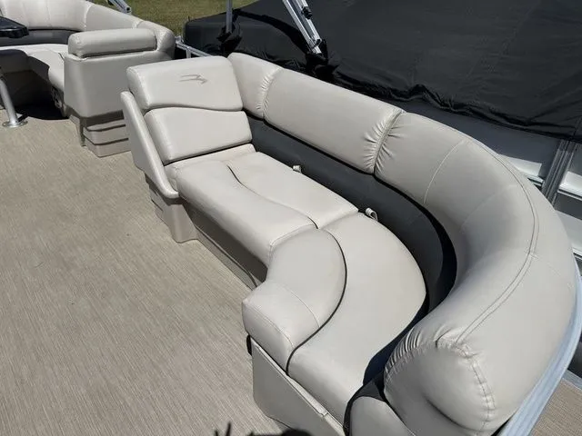 Slide: The Image of Bennington 21SLX 2017 pontoon boat with beige leather seating. - 7