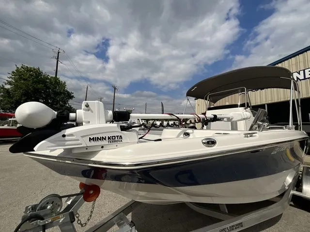 Slide: The Image of NauticStar 211 Hybrid 2021 - 13