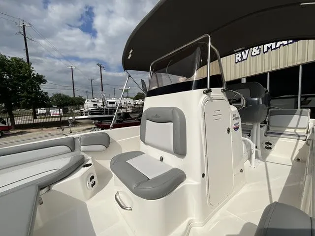 Slide: The Image of NauticStar 211 Hybrid 2021 - 14