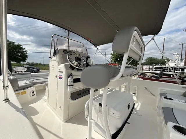 Slide: The Image of NauticStar 211 Hybrid 2021 - 15