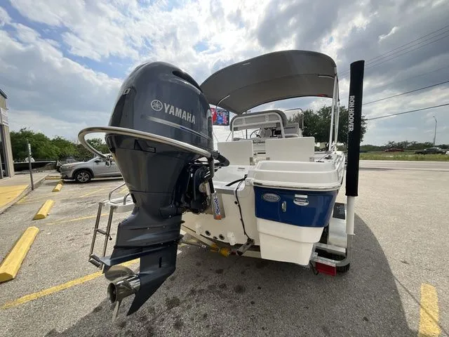 Slide: The Image of NauticStar 211 Hybrid 2021 - 5