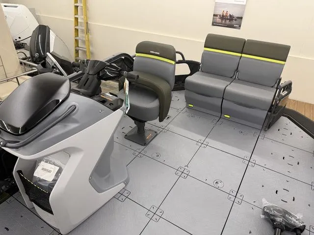 Slide: The Image of Sea-Doo Switch Fish™ Compact - 170 Hp Painted 2026 - 14