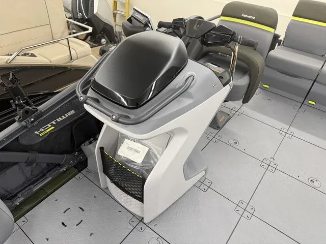 Slide: The Image of Sea-Doo Switch Fish™ Compact - 170 Hp Painted 2026 - 15