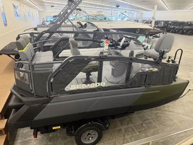 Slide: The Image of Sea-Doo Switch Fish™ Compact - 170 Hp Painted 2026 - 3