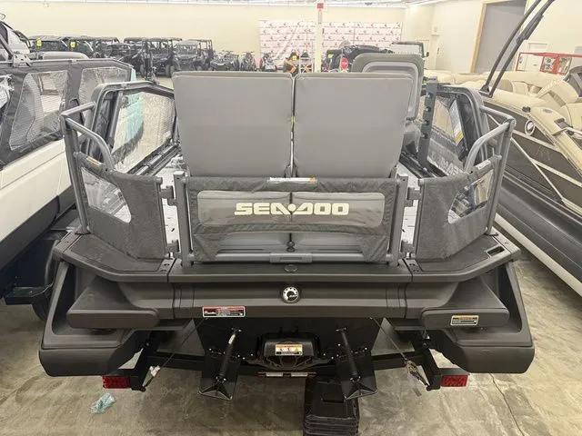 Slide: The Image of Sea-Doo Switch Fish™ Compact - 170 Hp Painted 2026 - 4