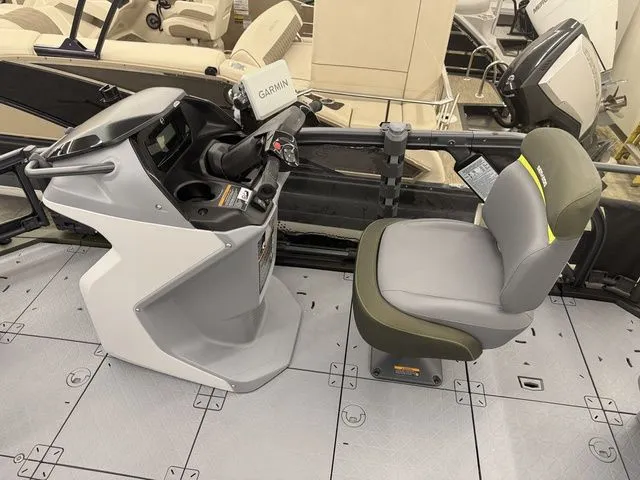 Slide: The Image of Sea-Doo Switch Fish™ Compact - 170 Hp Painted 2026 - 7