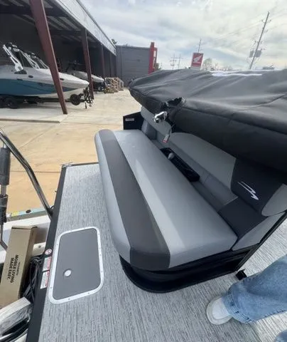 Slide: The Image of Bennington 22 S CRUISE JUMP SEAT 2026 - 10