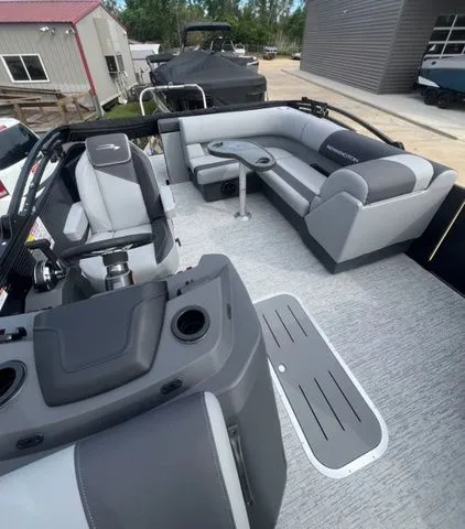 Slide: The Image of Bennington 22 S CRUISE JUMP SEAT 2026 - 6