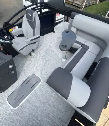 Slide: The Image of Bennington 22 S CRUISE JUMP SEAT 2026 - 7