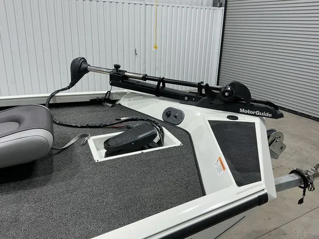 Slide: The Image of Crestliner VT 17 2016 - 13