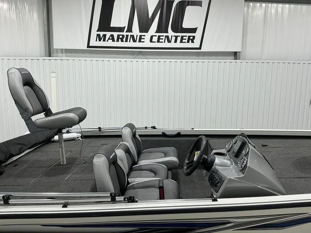 Slide: The Image of Crestliner VT 17 2016 - 14