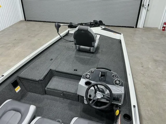 Slide: The Image of Crestliner VT 17 2016 - 16