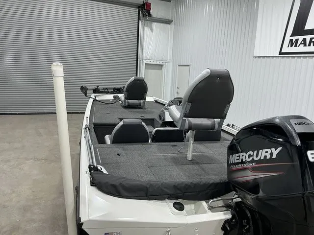 Slide: The Image of Crestliner VT 17 2016 - 17