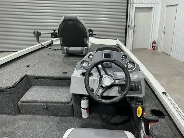 Slide: The Image of Crestliner VT 17 2016 - 6