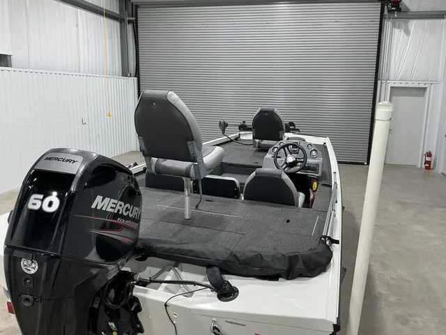 Slide: The Image of Crestliner VT 17 2016 - 8