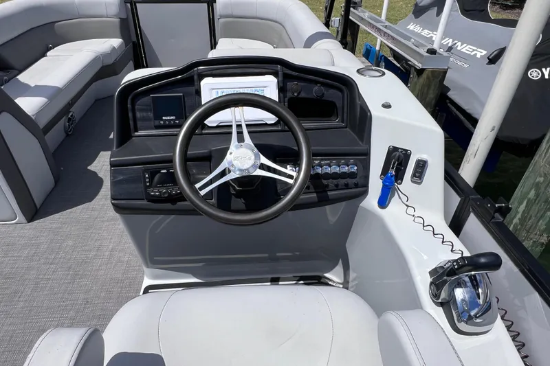 Slide: The Image of Interior view of 2023 Bentley Pontoons 250 Elite Admiral helm. - 31