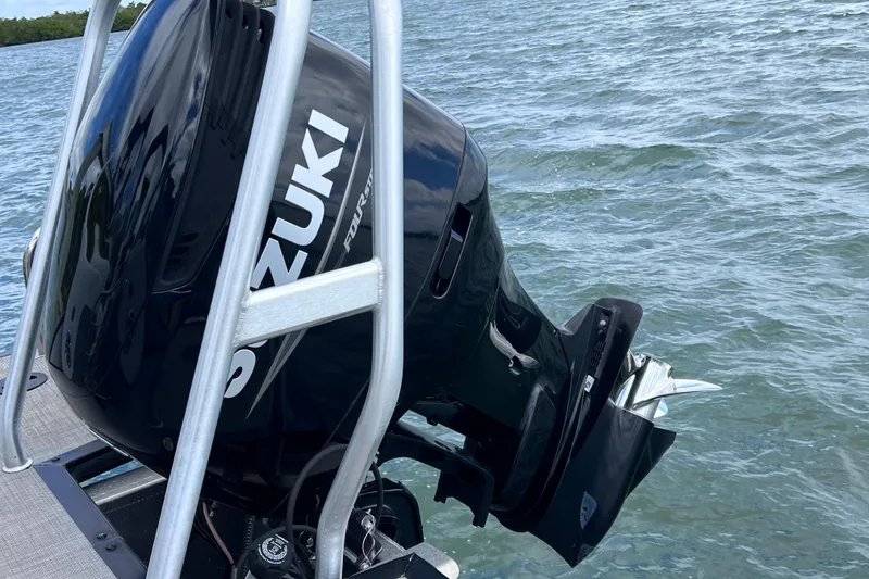 Slide: The Image of Outboard motor on 2023 Bentley Pontoons 250 Elite Admiral, Suzuki branding visible. - 7