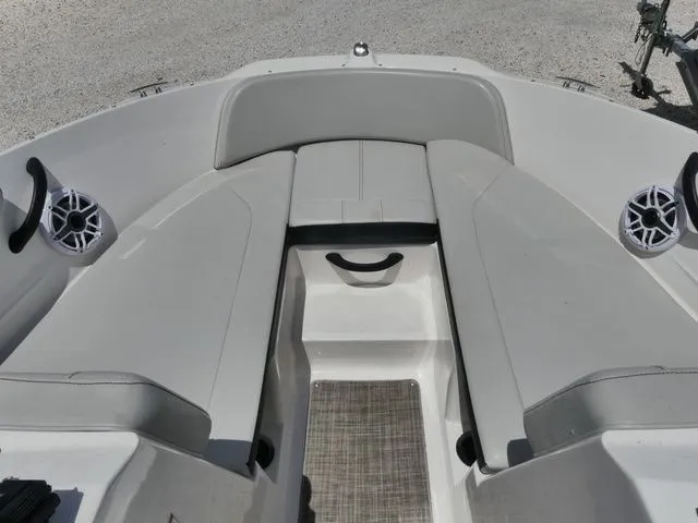 Slide: The Image of Sea Ray SPX 210 2021 - 13