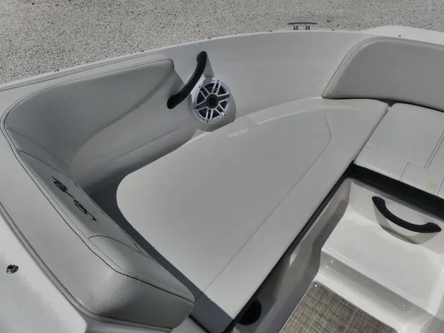 Slide: The Image of Sea Ray SPX 210 2021 - 14