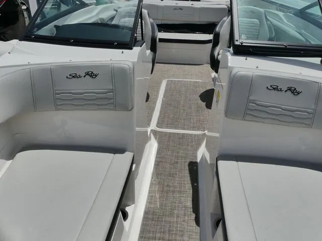 Slide: The Image of Sea Ray SPX 210 2021 - 16