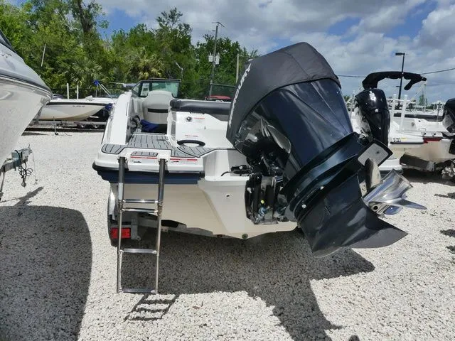 Slide: The Image of Sea Ray SPX 210 2021 - 3