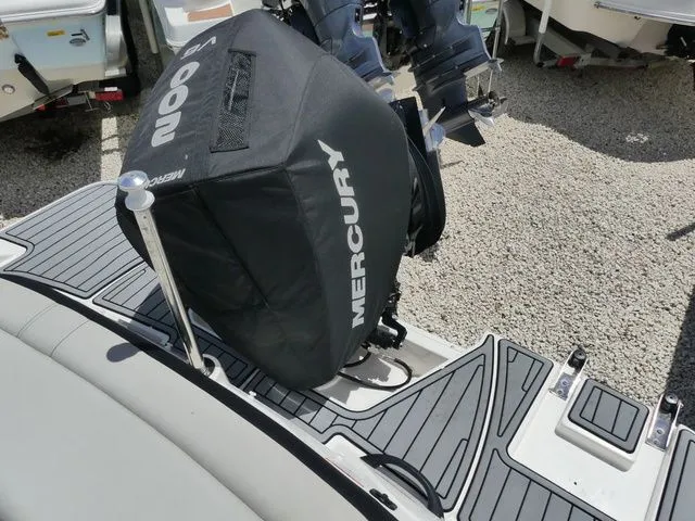 Slide: The Image of Sea Ray SPX 210 2021 - 4