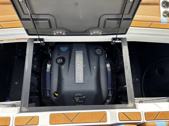 Slide: The Image of Malibu Wakesetter 23 LSV 2026 - 13