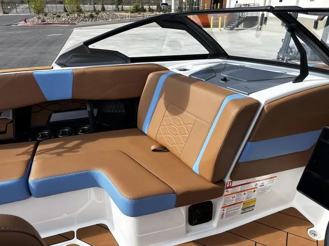 Slide: The Image of Malibu Wakesetter 23 LSV 2026 - 14