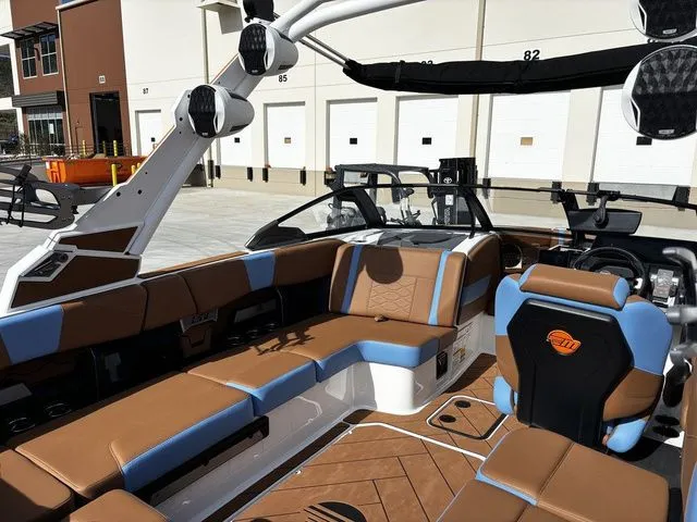 Slide: The Image of Malibu Wakesetter 23 LSV 2026 - 18