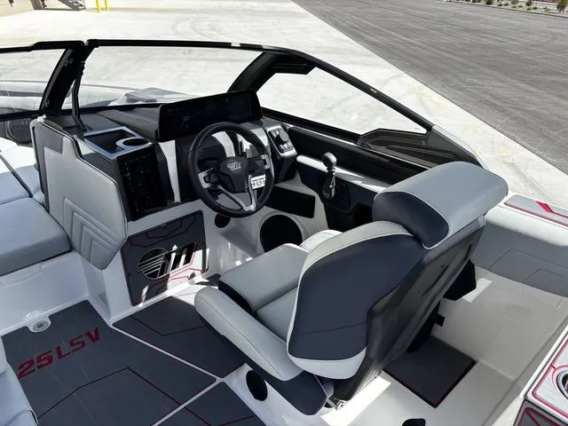 Slide: The Image of Malibu Wakesetter 25 LSV 2026 - 10