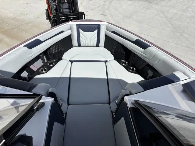 Slide: The Image of Malibu Wakesetter 25 LSV 2026 - 11