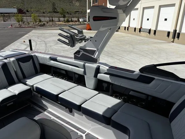 Slide: The Image of Malibu Wakesetter 25 LSV 2026 - 12