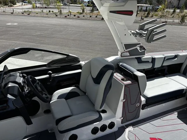 Slide: The Image of Malibu Wakesetter 25 LSV 2026 - 13