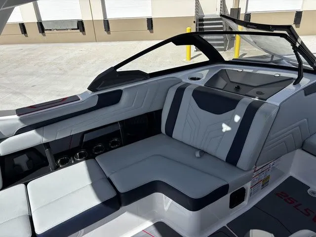 Slide: The Image of Malibu Wakesetter 25 LSV 2026 - 14