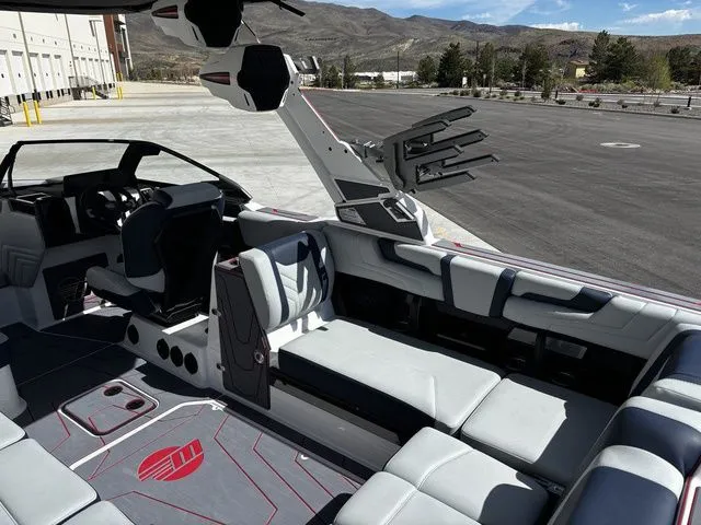 Slide: The Image of Malibu Wakesetter 25 LSV 2026 - 16