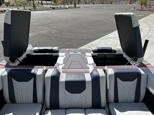 Slide: The Image of Malibu Wakesetter 25 LSV 2026 - 17