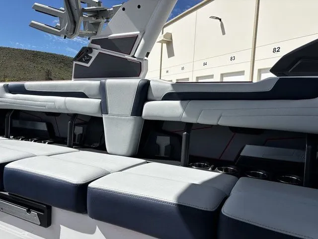 Slide: The Image of Malibu Wakesetter 25 LSV 2026 - 18