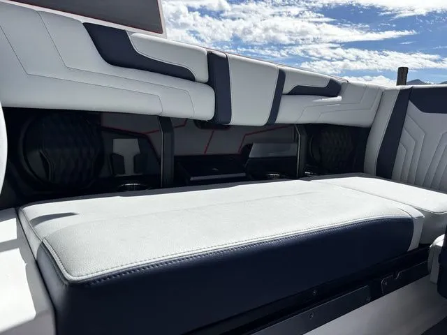 Slide: The Image of Malibu Wakesetter 25 LSV 2026 - 19