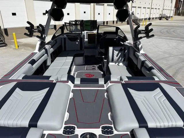 Slide: The Image of Malibu Wakesetter 25 LSV 2026 - 7