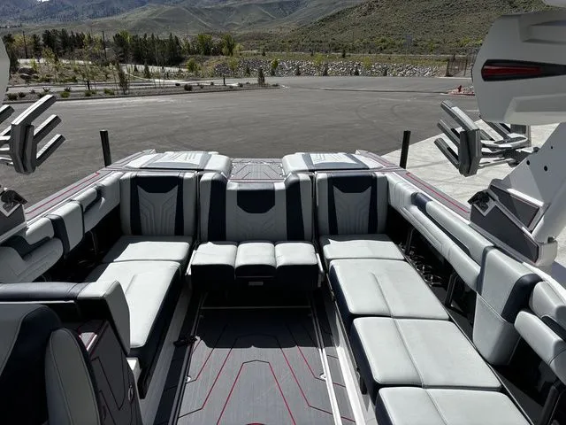 Slide: The Image of Malibu Wakesetter 25 LSV 2026 - 8