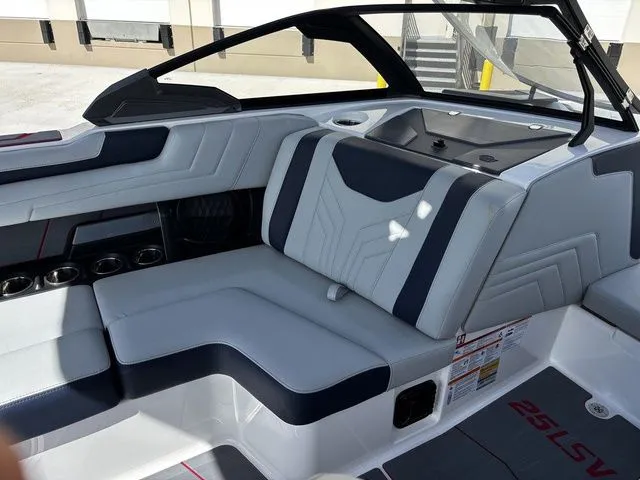 Slide: The Image of Malibu Wakesetter 25 LSV 2026 - 9