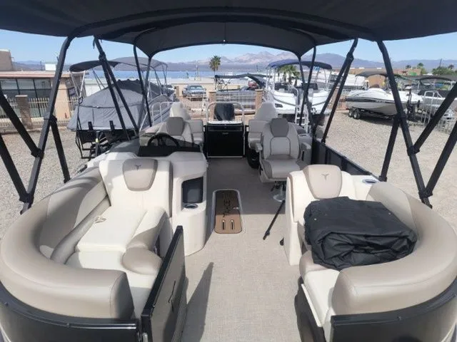 Slide: The Image of Tahoe LTZ Quad Lounger 23 FT 2026 - 10
