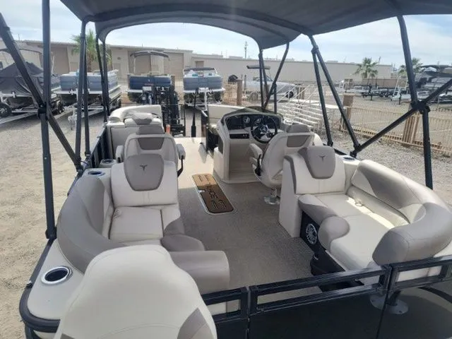 Slide: The Image of Tahoe LTZ Quad Lounger 23 FT 2026 - 13