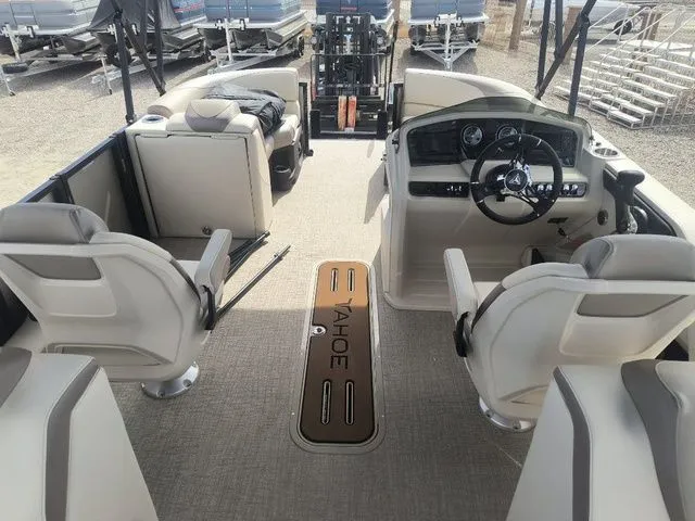 Slide: The Image of Tahoe LTZ Quad Lounger 23 FT 2026 - 8