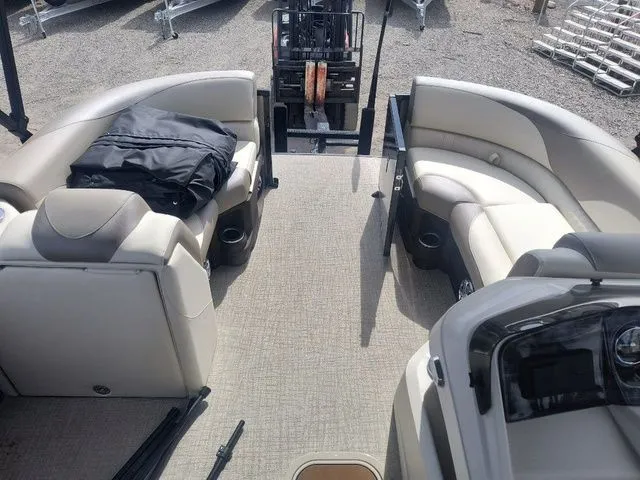 Slide: The Image of Tahoe LTZ Quad Lounger 23 FT 2026 - 9