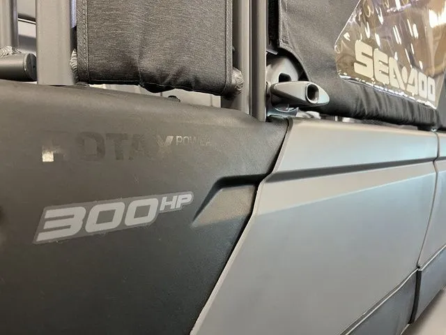 Slide: The Image of Sea-Doo Switch Fish™ 21 - 300 Hp Painted 2026 - 13