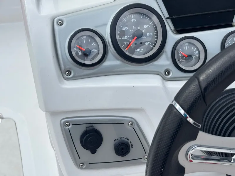 Slide: The Image of Tracker 2150 Tahoe 2017 - 35